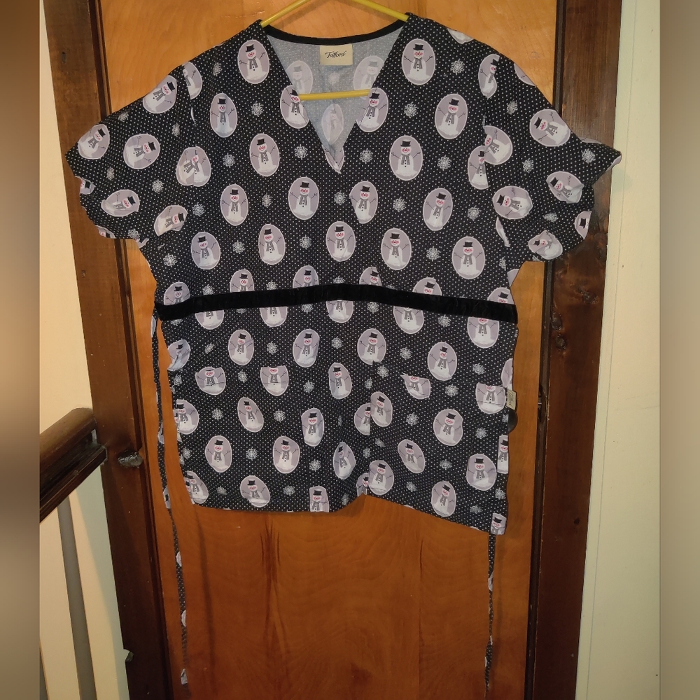 Tafford woman's medium snowman scrub top